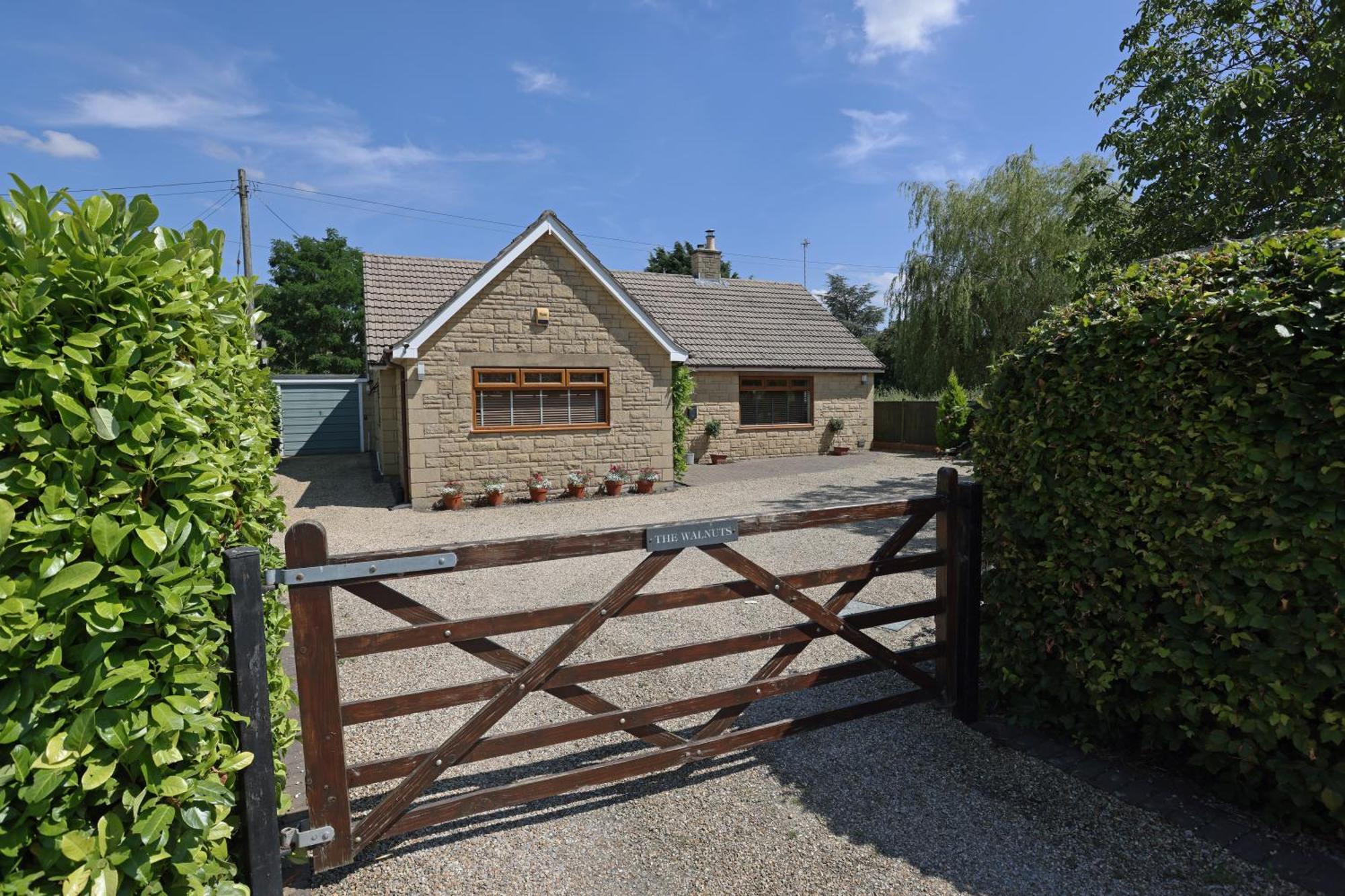 Stunning 3 Bed 2 Bath Detached Village Home Cheltenham Exterior photo